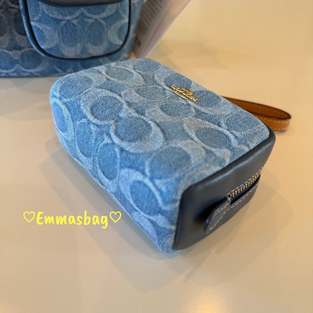 Last 1 ‼️Coach Pouch Wristlet In Signature Denim CDF02, denim/Gold/Indigo - Picture 3 of 4